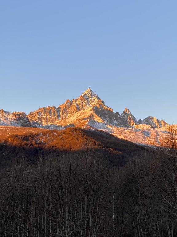 Vista generica sulle montagne o vista sulle montagne dall'interno della casa vacanze