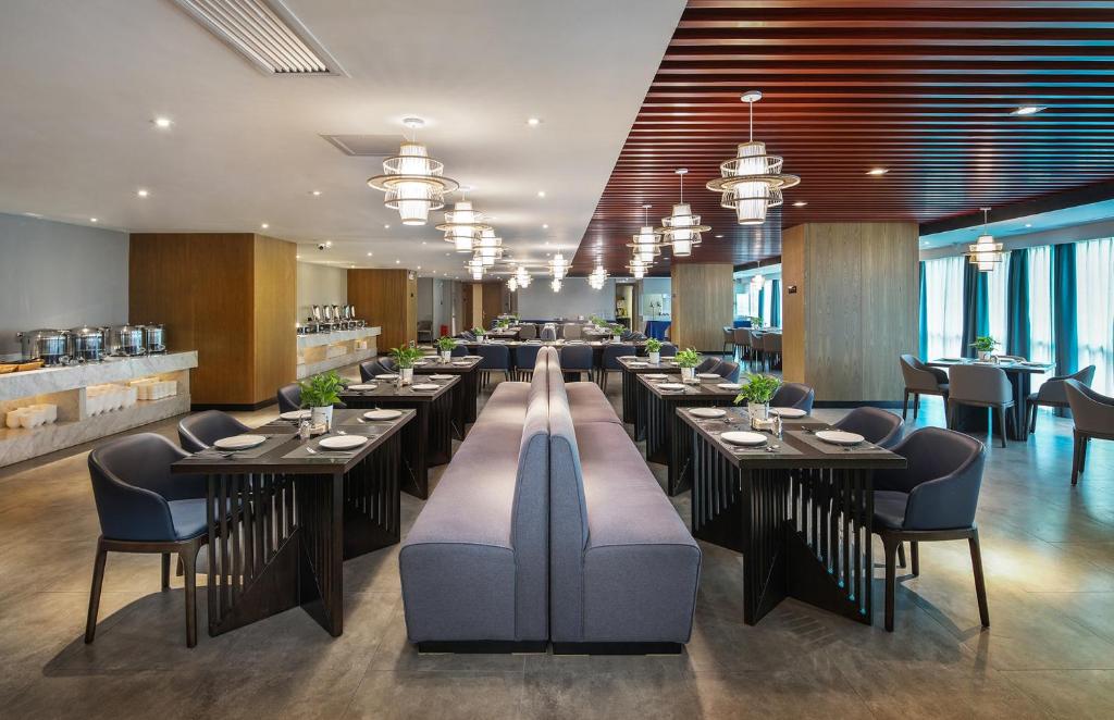 Restaurace v ubytování Mehood Lestie International Hotel Nancun Wanbo Metro Station Branch - Free Shuttle Bus to Canton Fair Complex During Canton Fair Period & Free breakfast & Free afternoon tea & Free midnight snack & Free VPN Internet Access
