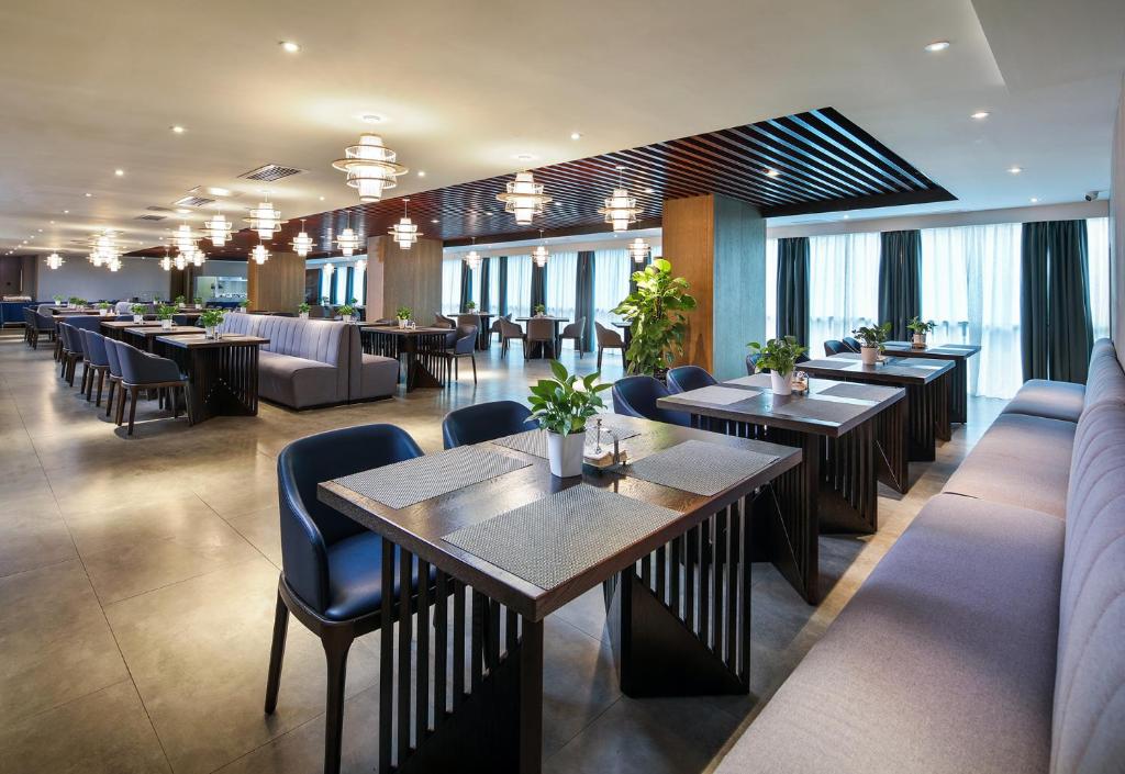 Restaurace v ubytování Mehood Lestie International Hotel Nancun Wanbo Metro Station Branch - Free Shuttle Bus to Canton Fair Complex During Canton Fair Period & Free breakfast & Free afternoon tea & Free midnight snack & Free VPN Internet Access