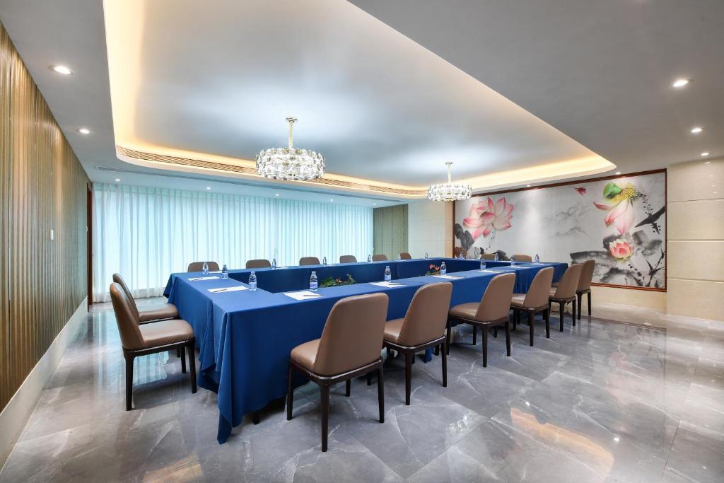 Posezení v ubytování Mehood Lestie International Hotel Nancun Wanbo Metro Station Branch - Free Shuttle Bus to Canton Fair Complex During Canton Fair Period & Free breakfast & Free afternoon tea & Free midnight snack & Free VPN Internet Access