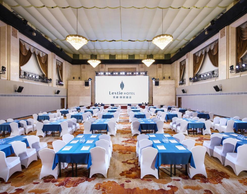 Posezení v ubytování Mehood Lestie International Hotel Nancun Wanbo Metro Station Branch - Free Shuttle Bus to Canton Fair Complex During Canton Fair Period & Free breakfast & Free afternoon tea & Free midnight snack & Free VPN Internet Access