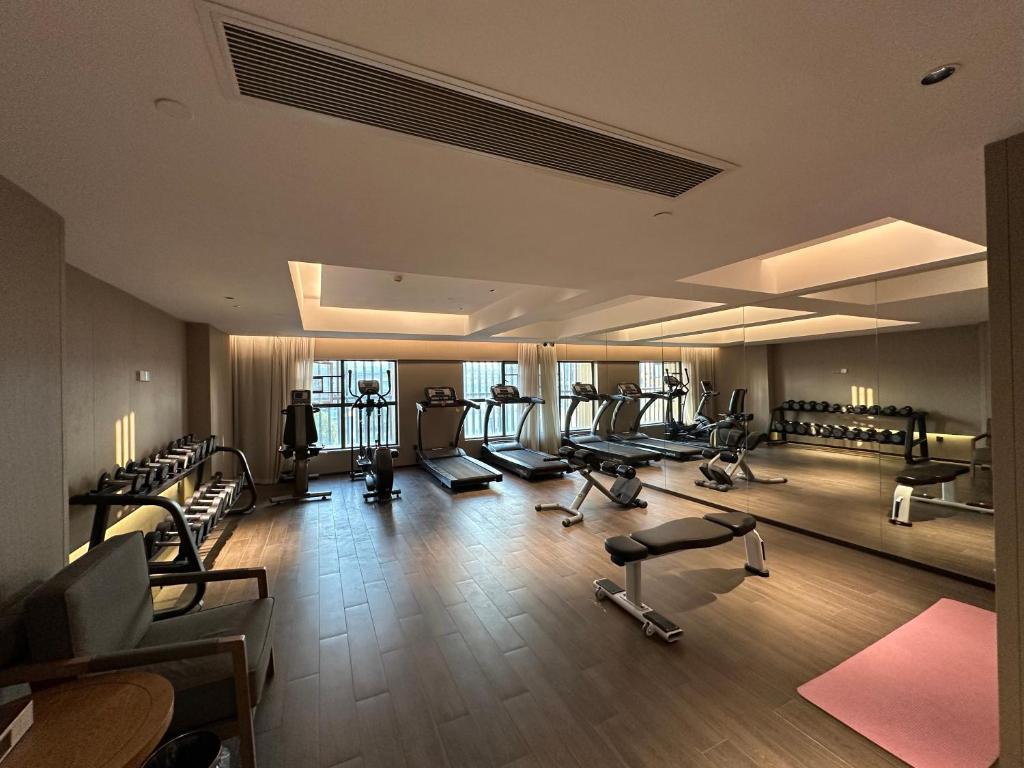 Fitness centrum a/nebo fitness zařízení v ubytování Mehood Lestie International Hotel Nancun Wanbo Metro Station Branch - Free Shuttle Bus to Canton Fair Complex During Canton Fair Period & Free breakfast & Free afternoon tea & Free midnight snack & Free VPN Internet Access