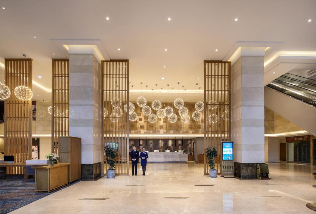 Vstupní hala nebo recepce v ubytování Mehood Lestie International Hotel Nancun Wanbo Metro Station Branch - Free Shuttle Bus to Canton Fair Complex During Canton Fair Period & Free breakfast & Free afternoon tea & Free midnight snack & Free VPN Internet Access