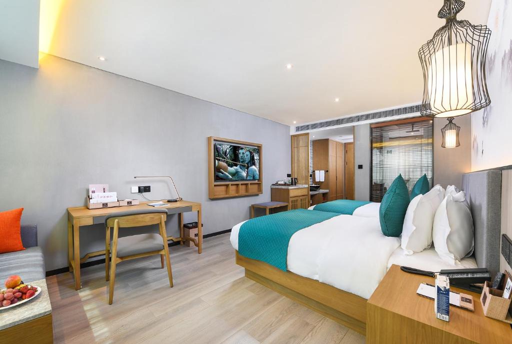 Postel nebo postele na pokoji v ubytování Mehood Lestie International Hotel Nancun Wanbo Metro Station Branch - Free Shuttle Bus to Canton Fair Complex During Canton Fair Period & Free breakfast & Free afternoon tea & Free midnight snack & Free VPN Internet Access