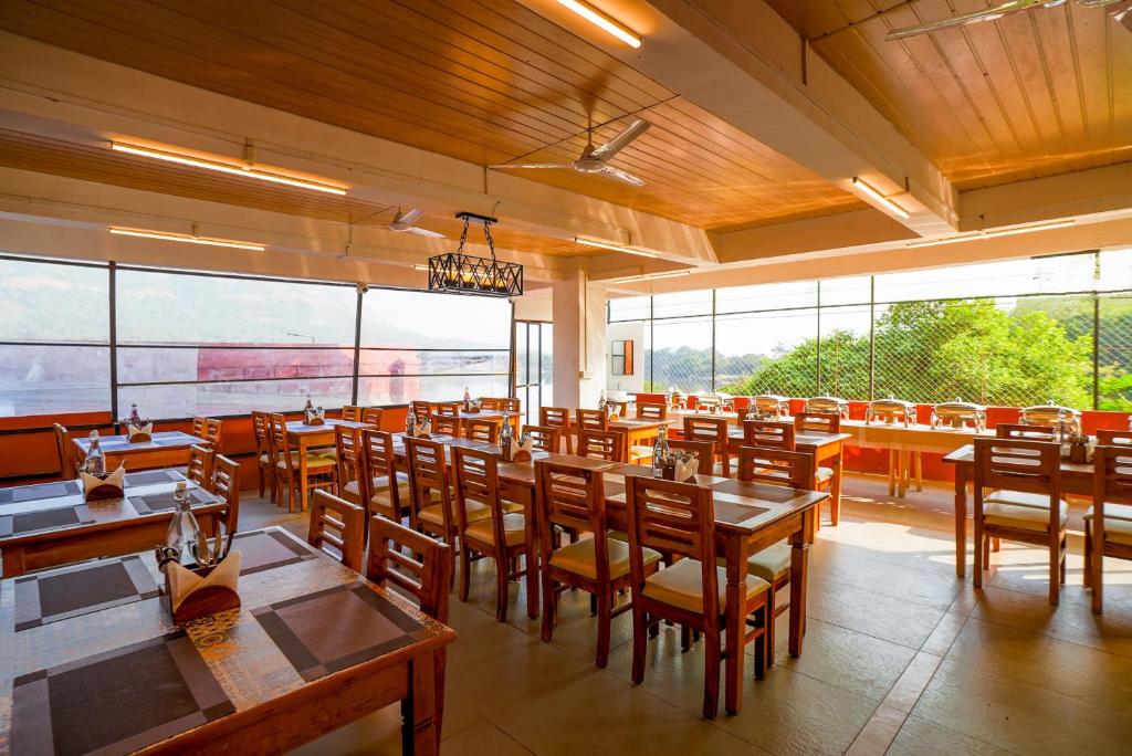 Restaurace v ubytování Lake Forest Resort Mulshi