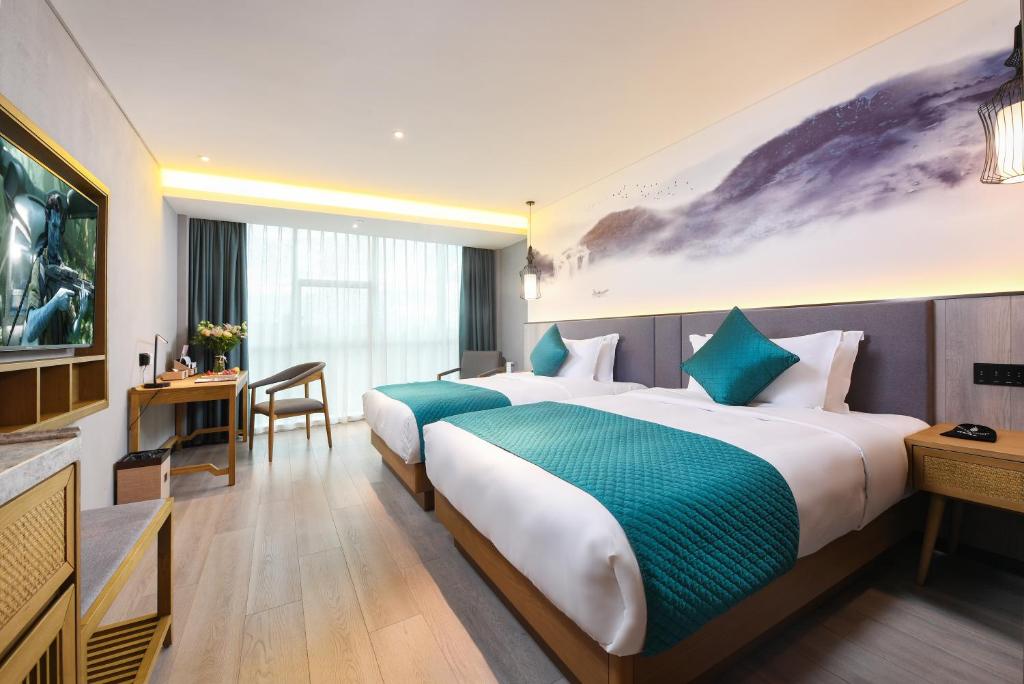 Postel nebo postele na pokoji v ubytování Mehood Lestie International Hotel Nancun Wanbo Metro Station Branch - Free Shuttle Bus to Canton Fair Complex During Canton Fair Period & Free breakfast & Free afternoon tea & Free midnight snack & Free VPN Internet Access
