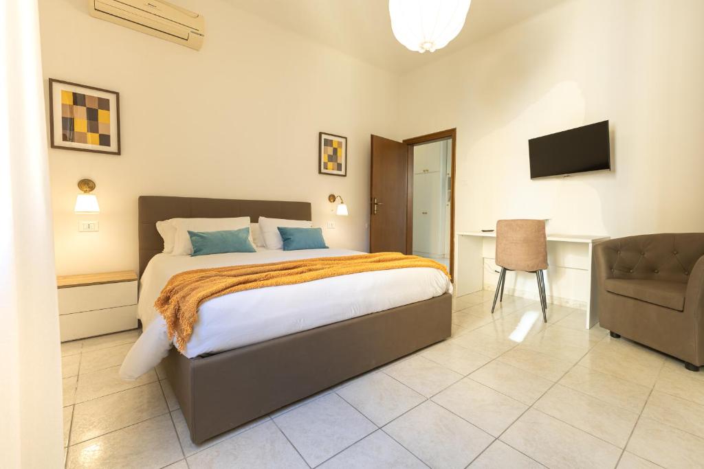 Hotel Carracci 29, a bedroom with a bed and a desk and a chair at Carracci 29 in Bologna