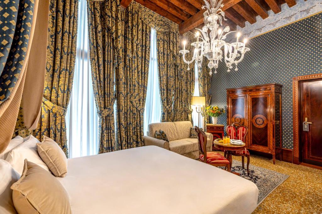 Postel nebo postele na pokoji v ubytování Hotel Al Ponte Dei Sospiri