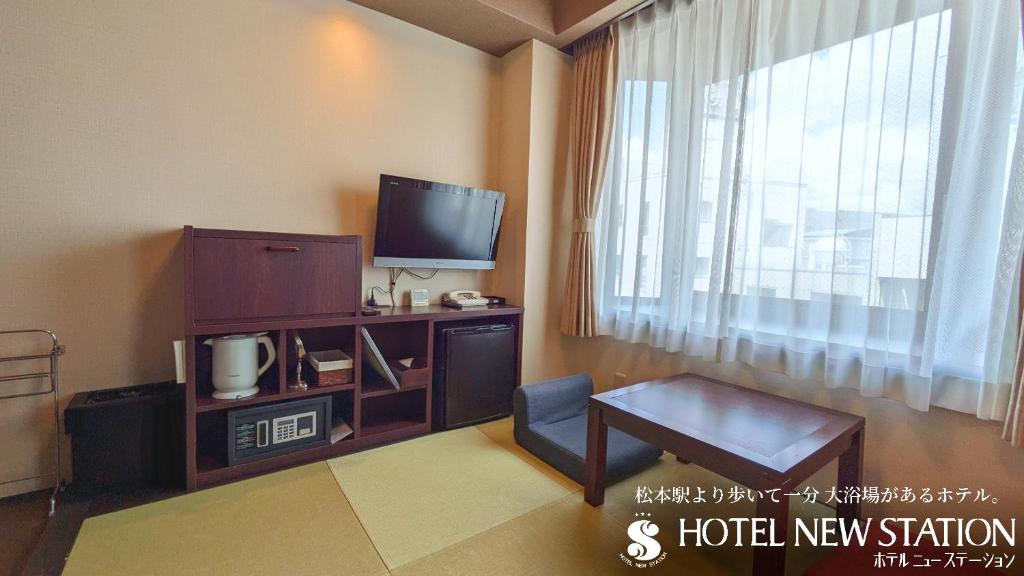 TV a/nebo společenská místnost v ubytování Hotel New Station