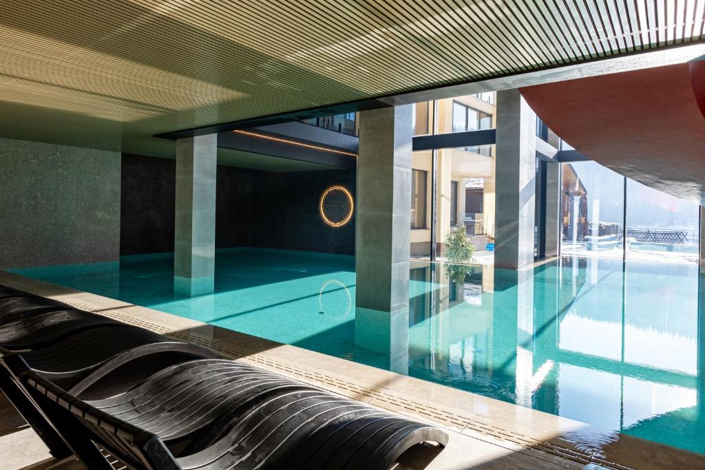 Bazén v ubytování Gold Palace SPA Resort Bukovel nebo v jeho okolí
