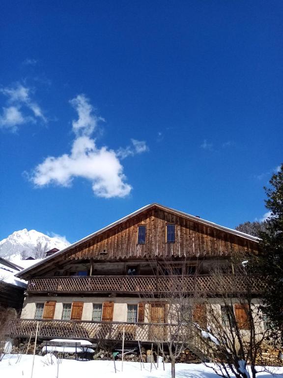 un bâtiment en bois avec de la neige au sol dans l'établissement Le détour - Chapelle d'Abondance, à La Chapelle-dʼAbondance
