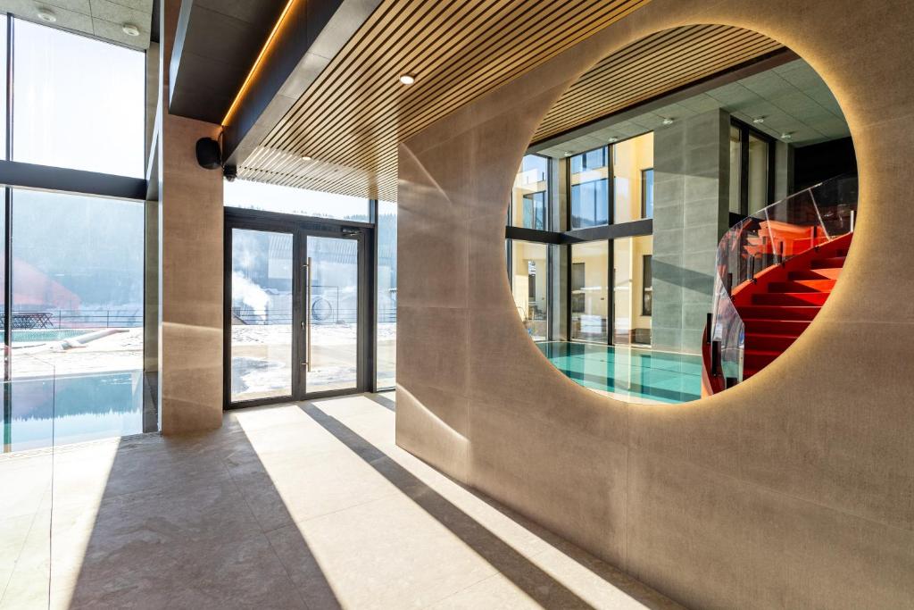 Bazén v ubytování Gold Palace SPA Resort Bukovel nebo v jeho okolí