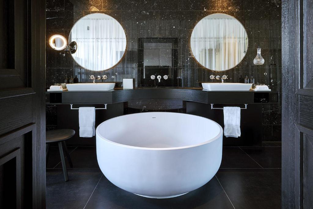 Roomers Munich, Autograph Collection - Resim 32