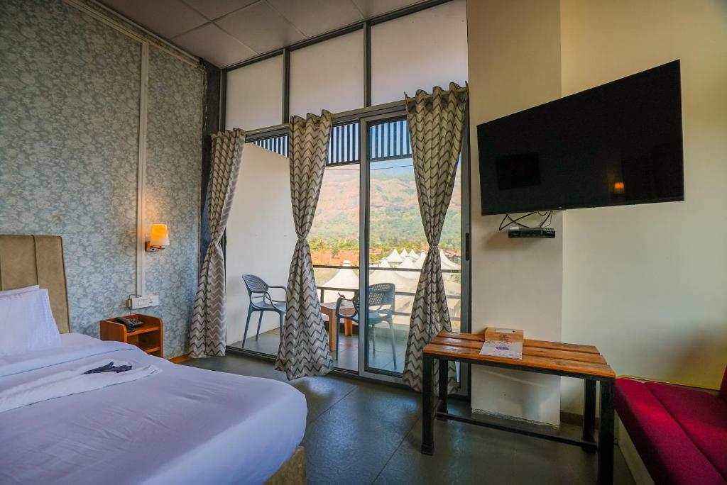 Postel nebo postele na pokoji v ubytování Lake Forest Resort Mulshi