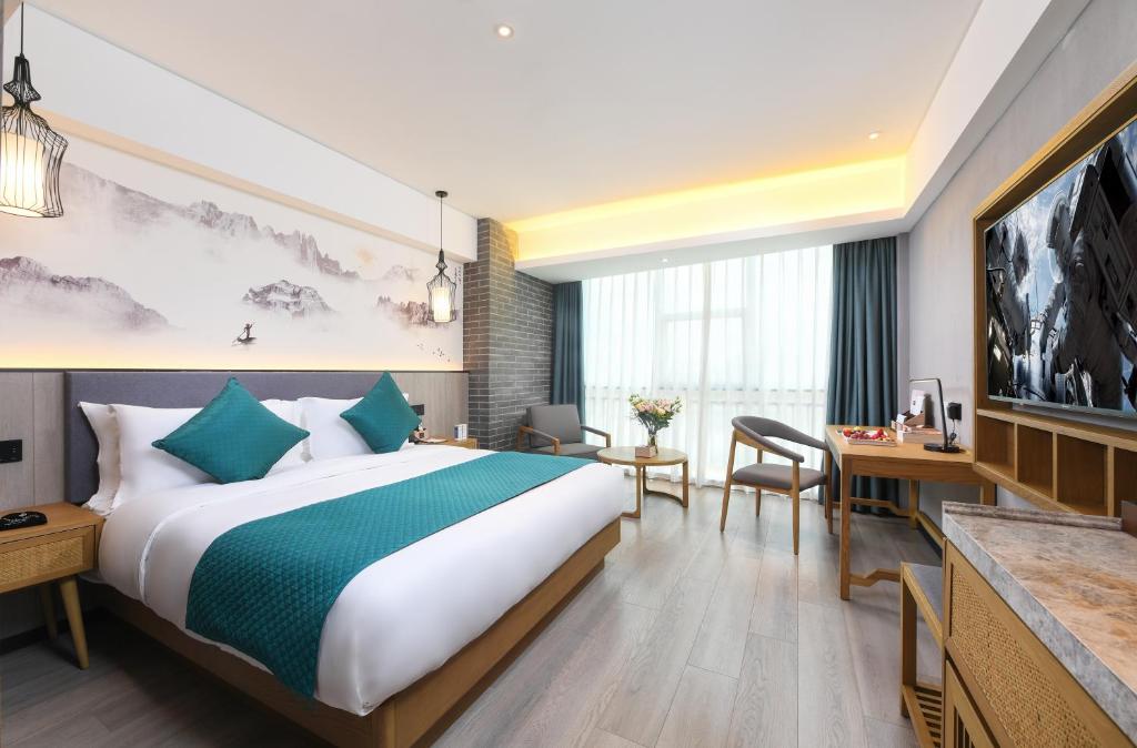 Postel nebo postele na pokoji v ubytování Mehood Lestie International Hotel Nancun Wanbo Metro Station Branch - Free Shuttle Bus to Canton Fair Complex During Canton Fair Period & Free breakfast & Free afternoon tea & Free midnight snack & Free VPN Internet Access