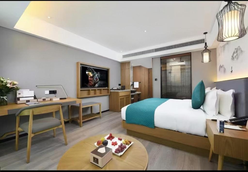 Postel nebo postele na pokoji v ubytování Mehood Lestie International Hotel Nancun Wanbo Metro Station Branch - Free Shuttle Bus to Canton Fair Complex During Canton Fair Period & Free breakfast & Free afternoon tea & Free midnight snack & Free VPN Internet Access