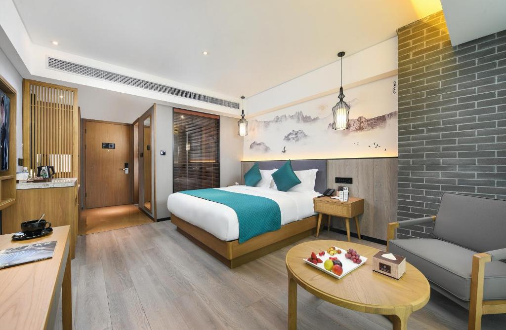 Postel nebo postele na pokoji v ubytování Mehood Lestie International Hotel Nancun Wanbo Metro Station Branch - Free Shuttle Bus to Canton Fair Complex During Canton Fair Period & Free breakfast & Free afternoon tea & Free midnight snack & Free VPN Internet Access