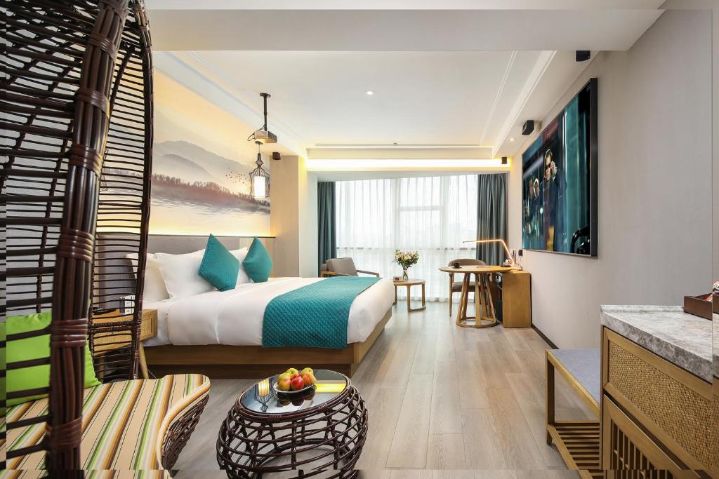 Postel nebo postele na pokoji v ubytování Mehood Lestie International Hotel Nancun Wanbo Metro Station Branch - Free Shuttle Bus to Canton Fair Complex During Canton Fair Period & Free breakfast & Free afternoon tea & Free midnight snack & Free VPN Internet Access