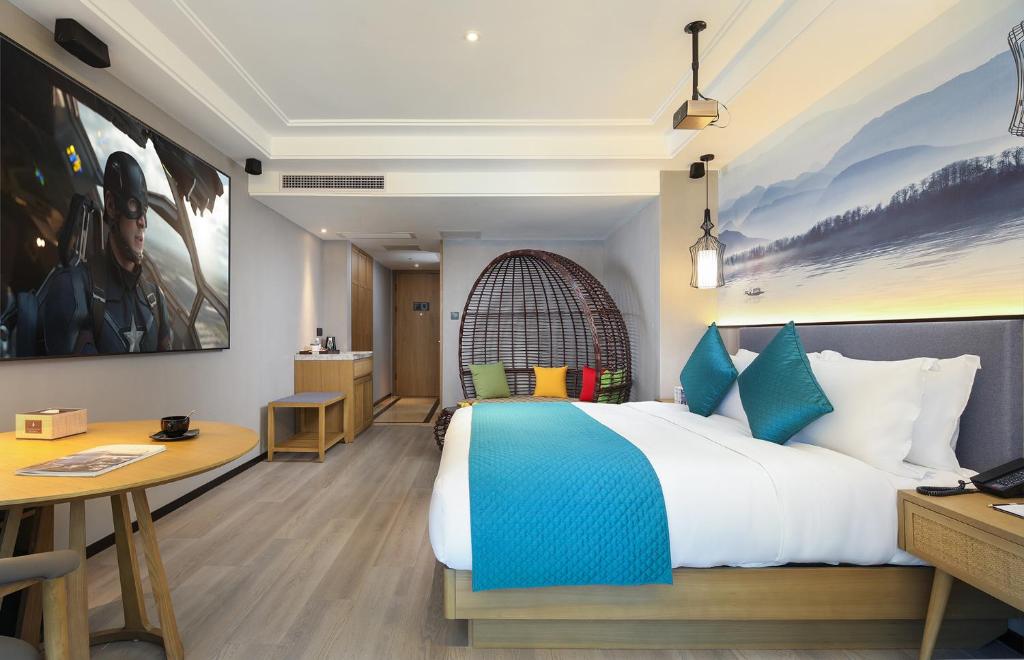 Postel nebo postele na pokoji v ubytování Mehood Lestie International Hotel Nancun Wanbo Metro Station Branch - Free Shuttle Bus to Canton Fair Complex During Canton Fair Period & Free breakfast & Free afternoon tea & Free midnight snack & Free VPN Internet Access