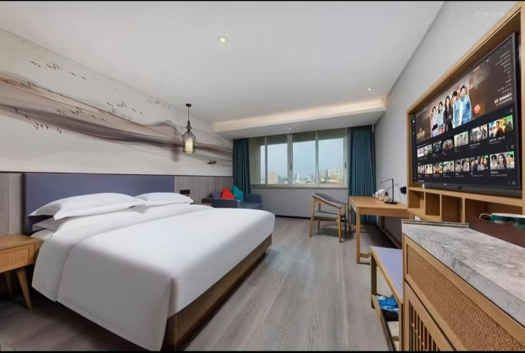 Postel nebo postele na pokoji v ubytování Mehood Lestie International Hotel Nancun Wanbo Metro Station Branch - Free Shuttle Bus to Canton Fair Complex During Canton Fair Period & Free breakfast & Free afternoon tea & Free midnight snack & Free VPN Internet Access