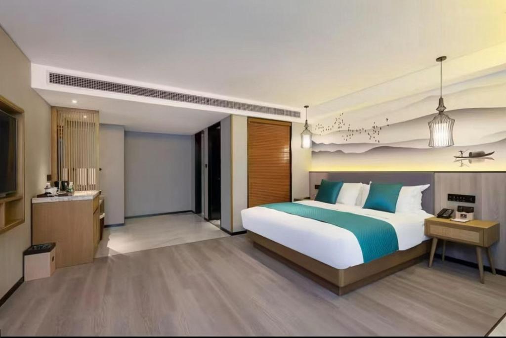 Postel nebo postele na pokoji v ubytování Mehood Lestie International Hotel Nancun Wanbo Metro Station Branch - Free Shuttle Bus to Canton Fair Complex During Canton Fair Period & Free breakfast & Free afternoon tea & Free midnight snack & Free VPN Internet Access