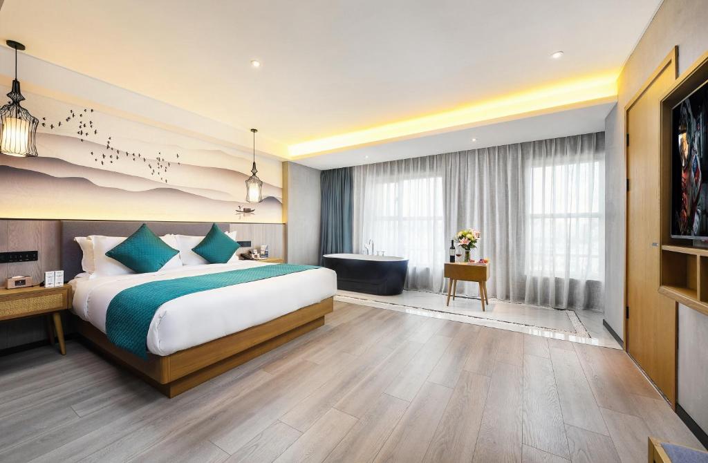 TV a/nebo společenská místnost v ubytování Mehood Lestie International Hotel Nancun Wanbo Metro Station Branch - Free Shuttle Bus to Canton Fair Complex During Canton Fair Period & Free breakfast & Free afternoon tea & Free midnight snack & Free VPN Internet Access