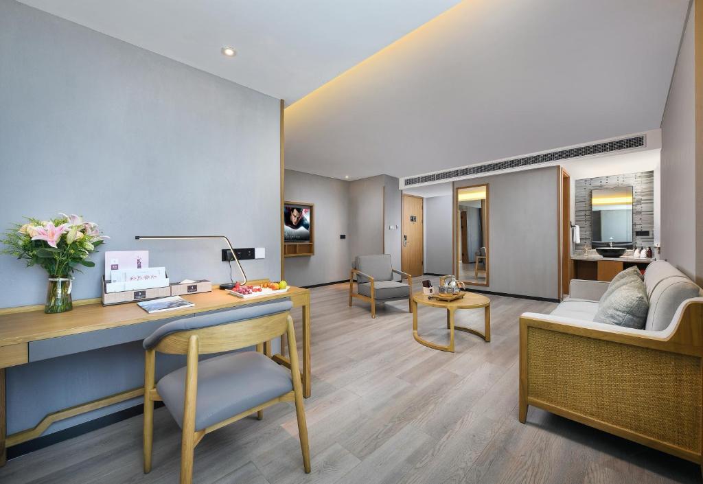 Posezení v ubytování Mehood Lestie International Hotel Nancun Wanbo Metro Station Branch - Free Shuttle Bus to Canton Fair Complex During Canton Fair Period & Free breakfast & Free afternoon tea & Free midnight snack & Free VPN Internet Access