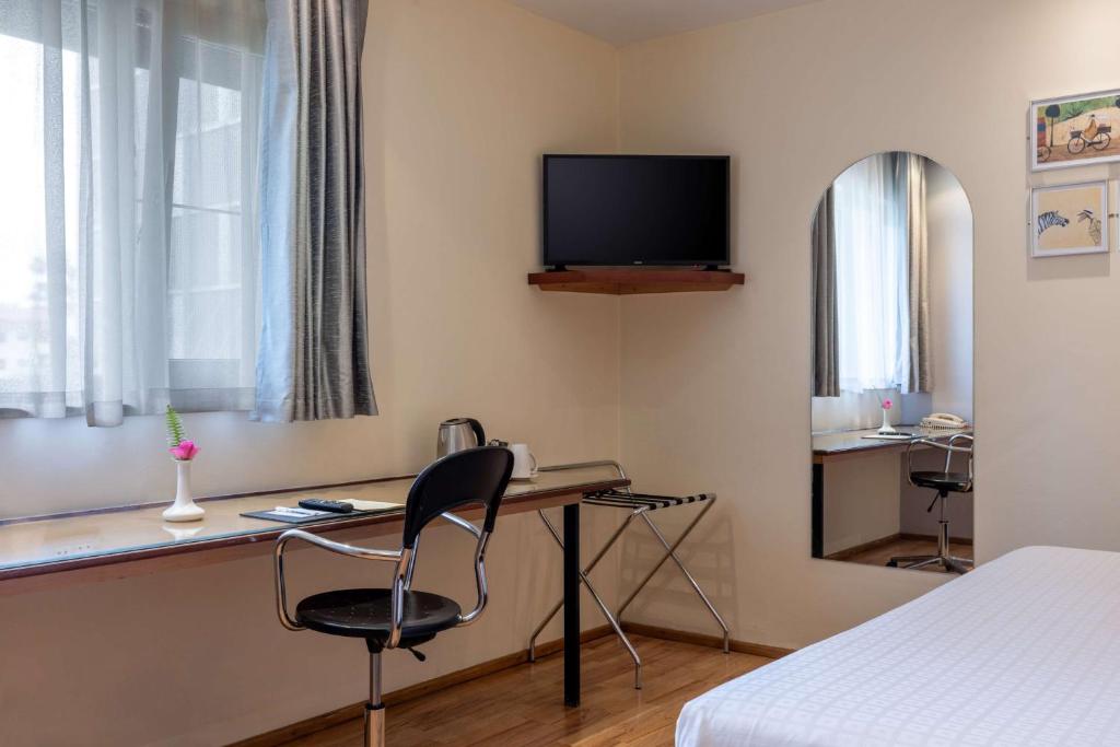 TV a/nebo společenská místnost v ubytování Best Western Nairobi Upper Hill