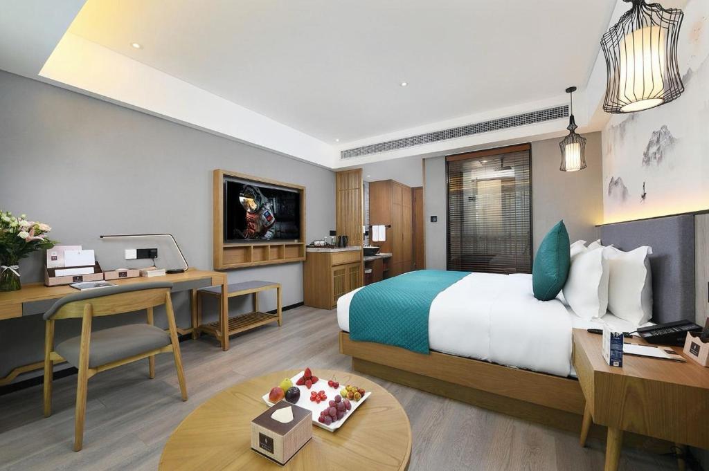 Postel nebo postele na pokoji v ubytování Mehood Lestie International Hotel Nancun Wanbo Metro Station Branch - Free Shuttle Bus to Canton Fair Complex During Canton Fair Period & Free breakfast & Free afternoon tea & Free midnight snack & Free VPN Internet Access