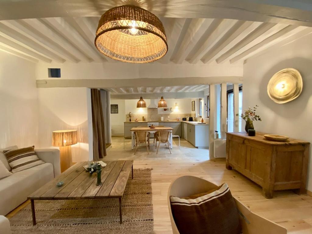 un salon avec un canapé et une table dans l'établissement Charmante maison à pans de bois, Vernon centre, à Vernon