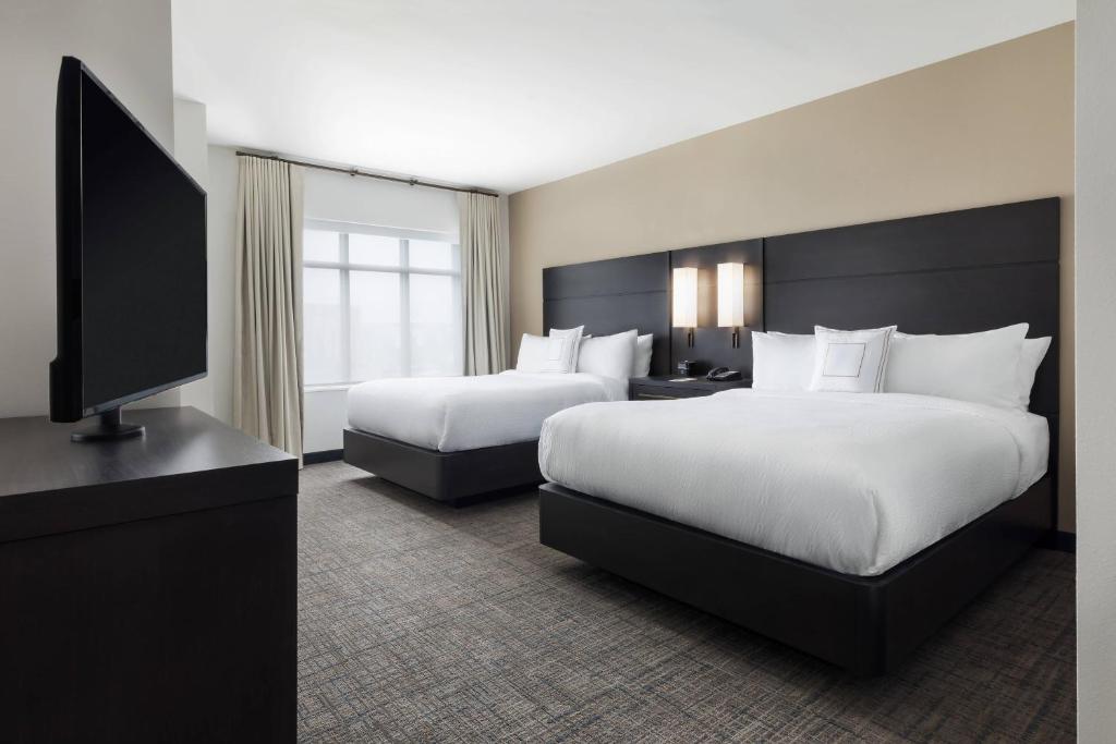 Postel nebo postele na pokoji v ubytování Residence Inn Long Island Garden City
