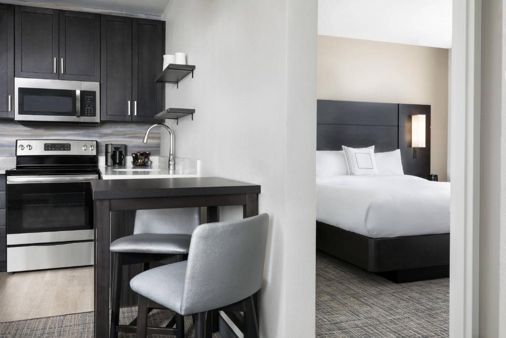 Kuchyň nebo kuchyňský kout v ubytování Residence Inn Long Island Garden City