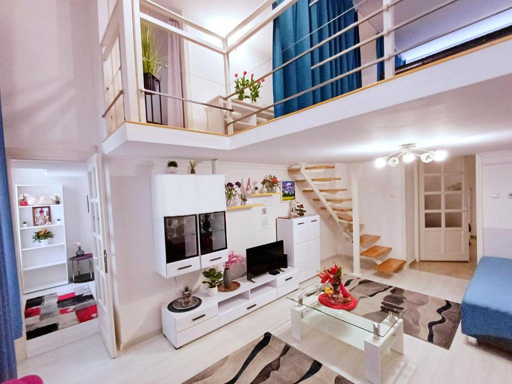 Televízia a/alebo spoločenská miestnosť v ubytovaní Mariann's modern apartment in the city center