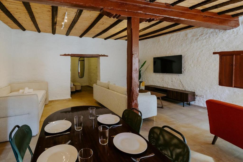 TV/trung tâm giải trí tại Rustic Elegance in Omodos