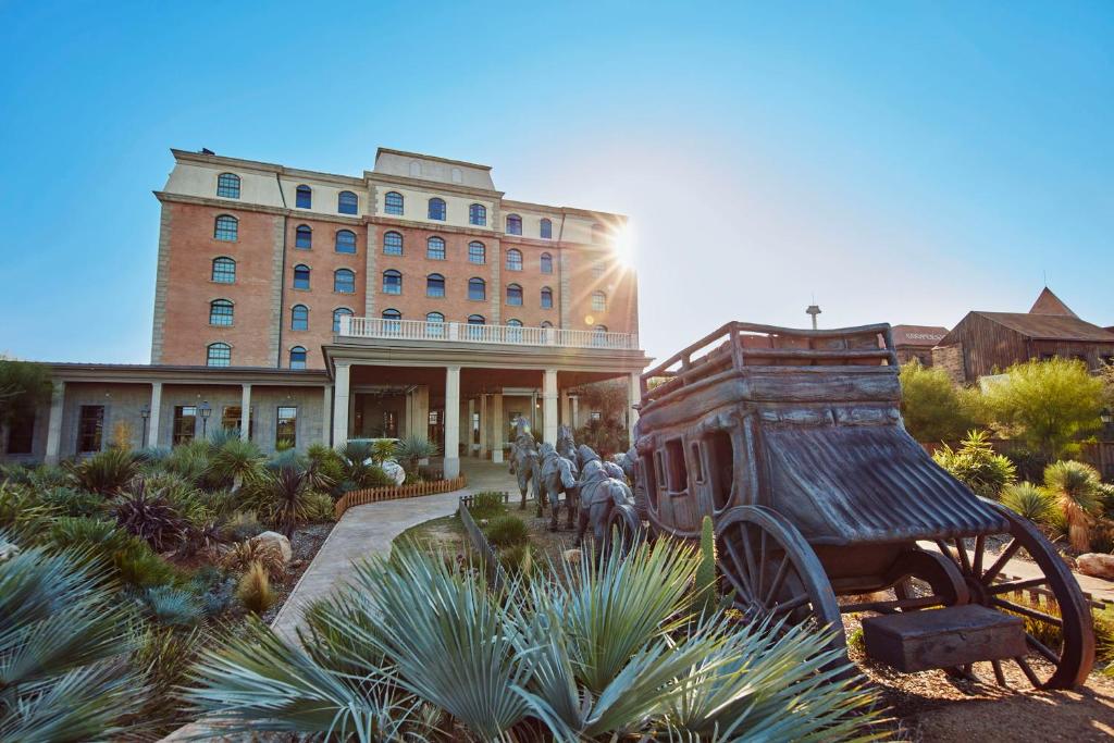 una estatua de un carruaje tirado por caballos frente a un edificio en PortAventura Hotel Gold River - Includes unlimited access to PortAventura Park & 1 access to Ferrari Land, en Salou