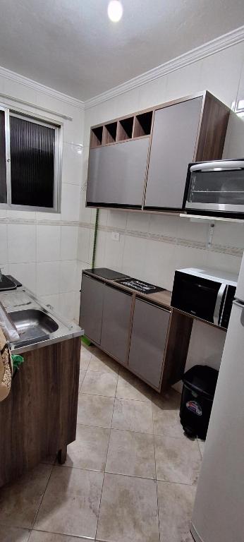 Η κουζίνα ή μικρή κουζίνα στο Apto 100 MTS da Praia 2 quartos