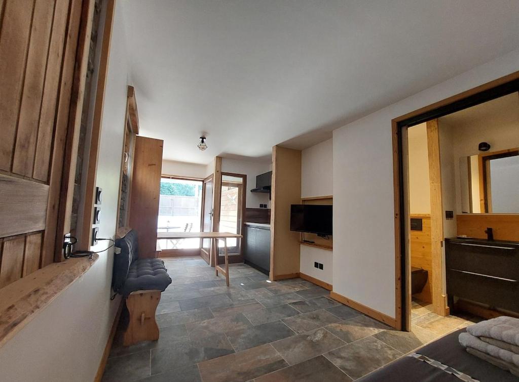 una stanza con cucina e soggiorno di studio cosy Chambéry-chartreuse 3 personnes proche montagne a Saint-Thibaud-de-Couz