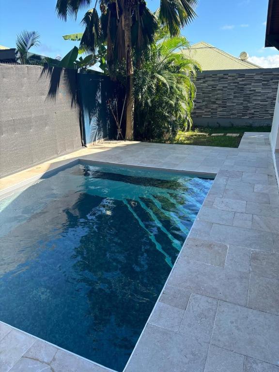 哥西尔Saka Lodge的后院的蓝色海水游泳池