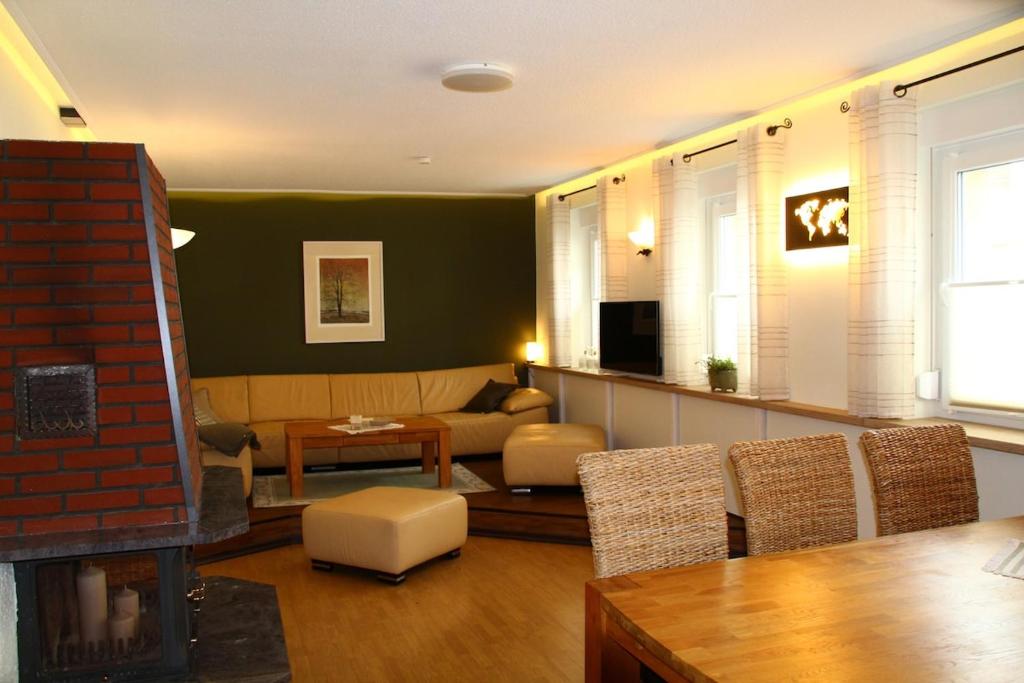 Μια τηλεόραση ή/και κέντρο ψυχαγωγίας στο Große komfortable Ferienwohnung in Dessau-Roßlau