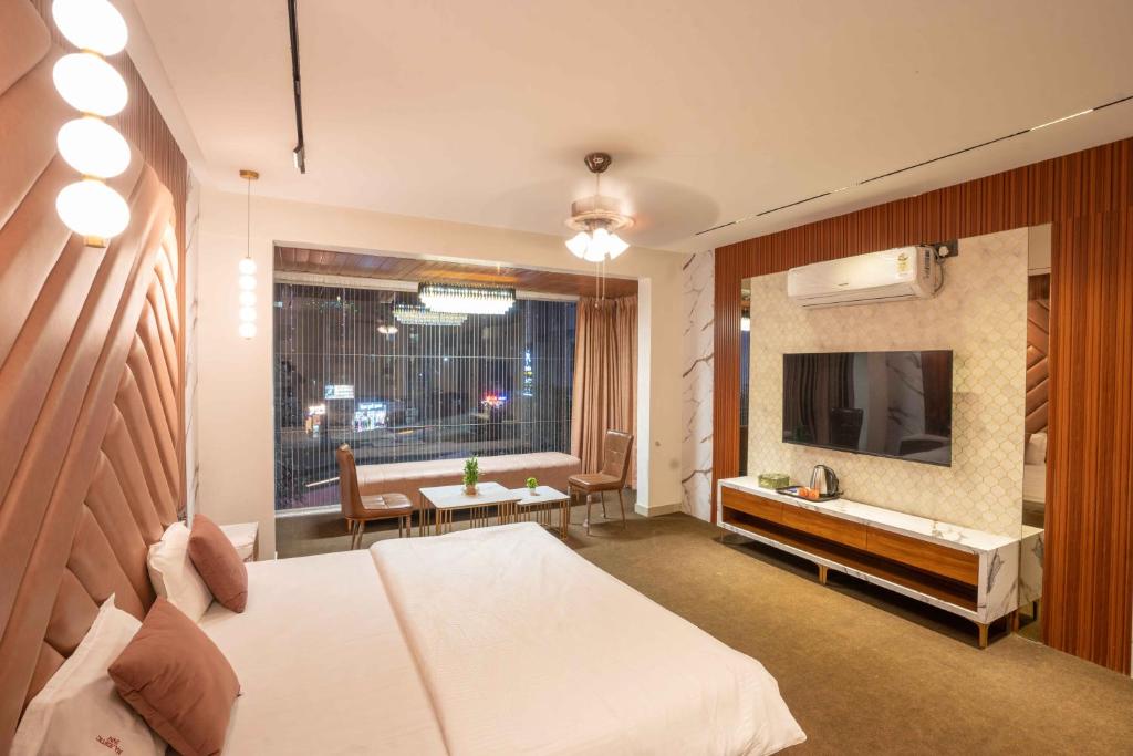 TV a/nebo společenská místnost v ubytování Majestic Inn