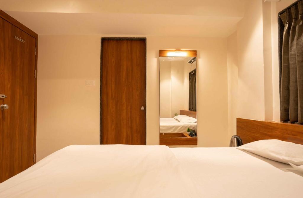 Postel nebo postele na pokoji v ubytování Majestic Inn