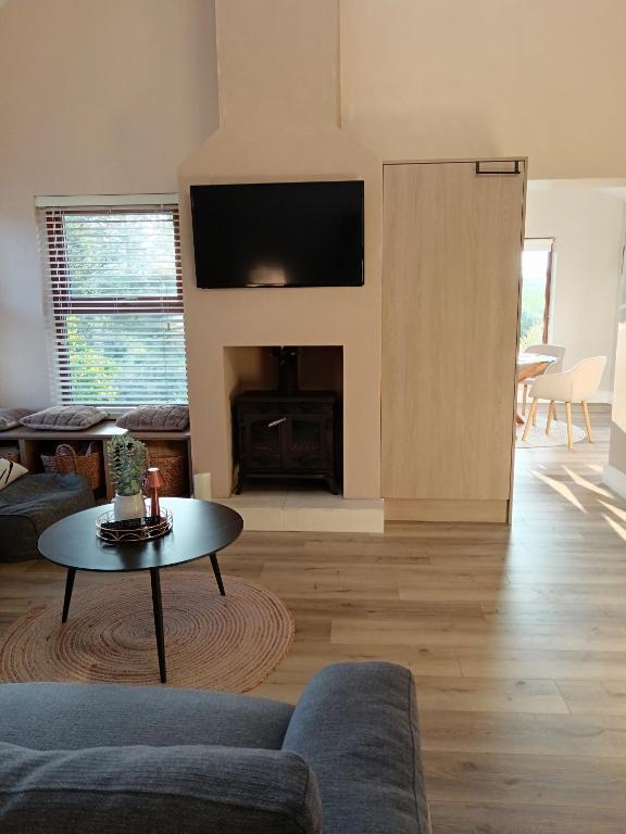 TV a/nebo společenská místnost v ubytování River Cottage Donegal