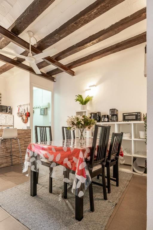 a dining room with a table and chairs at denis salvà montjuic in Barcelona