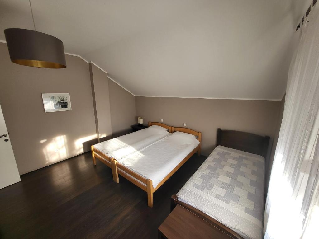 Postel nebo postele na pokoji v ubytování Apartmani Simić Valjevo