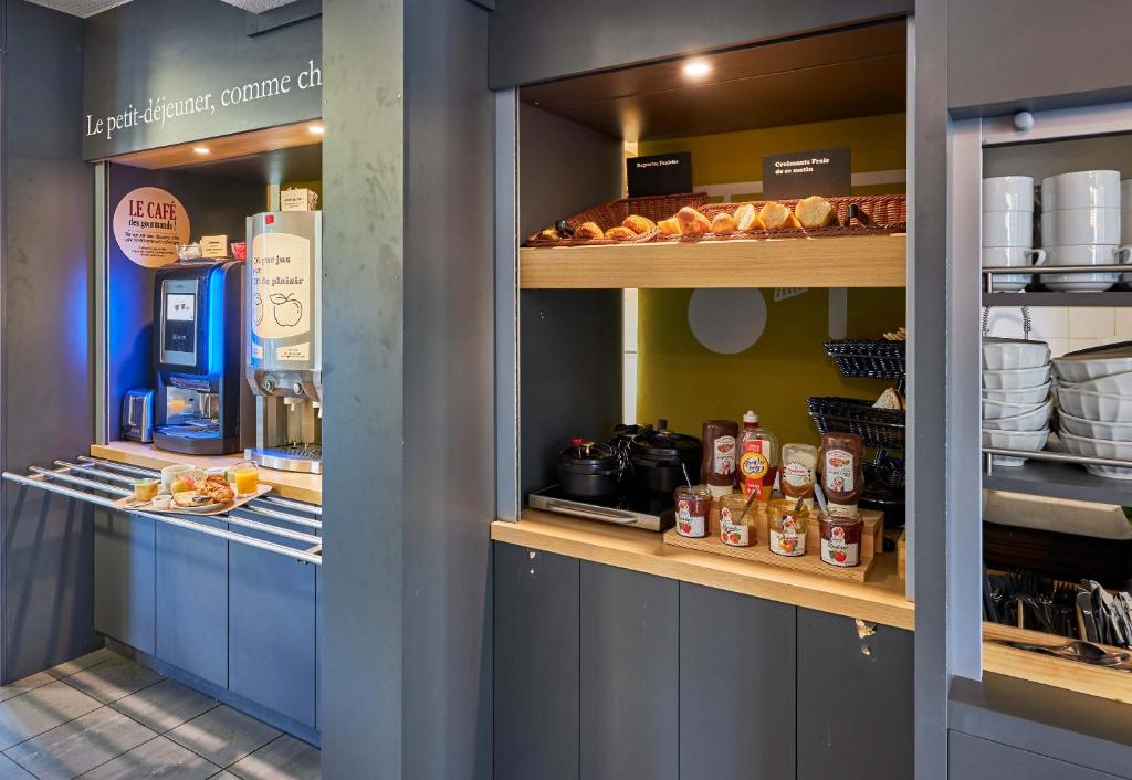 Kuchyň nebo kuchyňský kout v ubytování B&B HOTEL Cherbourg