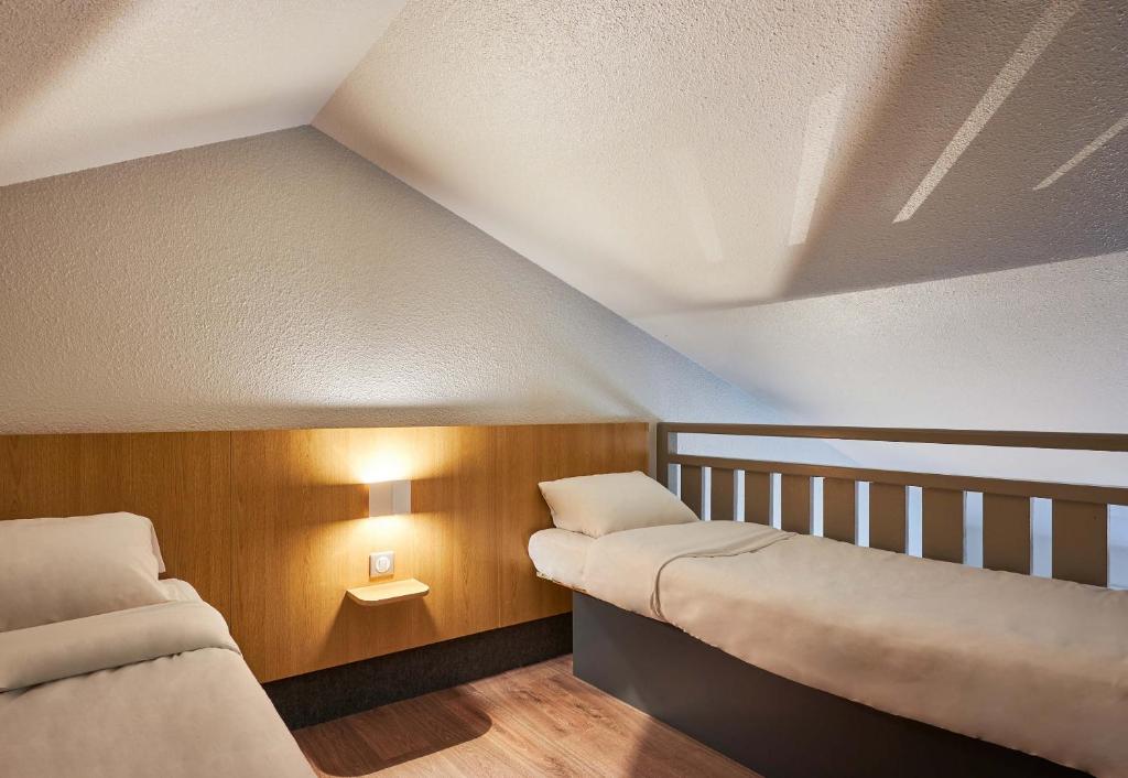 Postel nebo postele na pokoji v ubytování B&B HOTEL Cherbourg