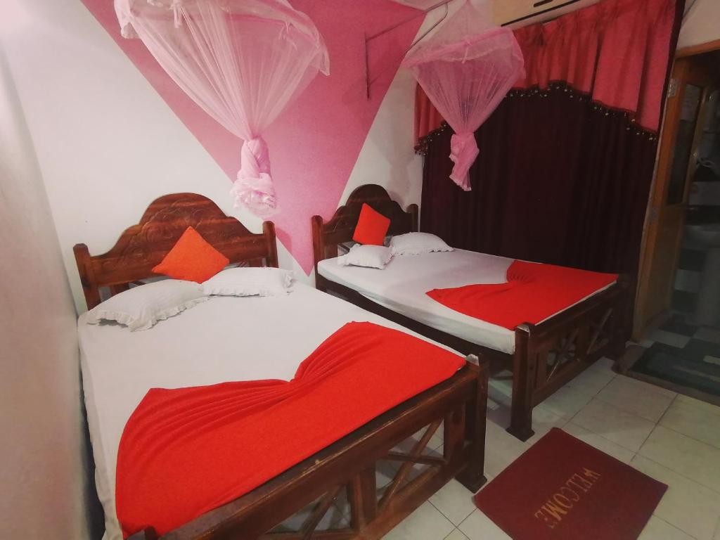 Postel nebo postele na pokoji v ubytování Dilshan Tourist Home