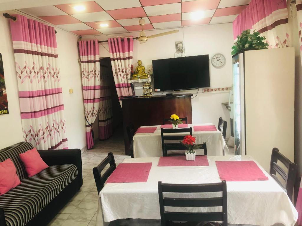 TV a/nebo společenská místnost v ubytování Dilshan Tourist Home