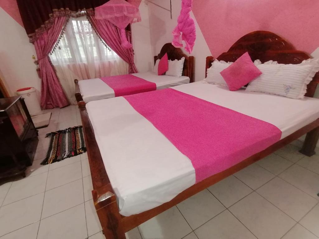 Postel nebo postele na pokoji v ubytování Dilshan Tourist Home