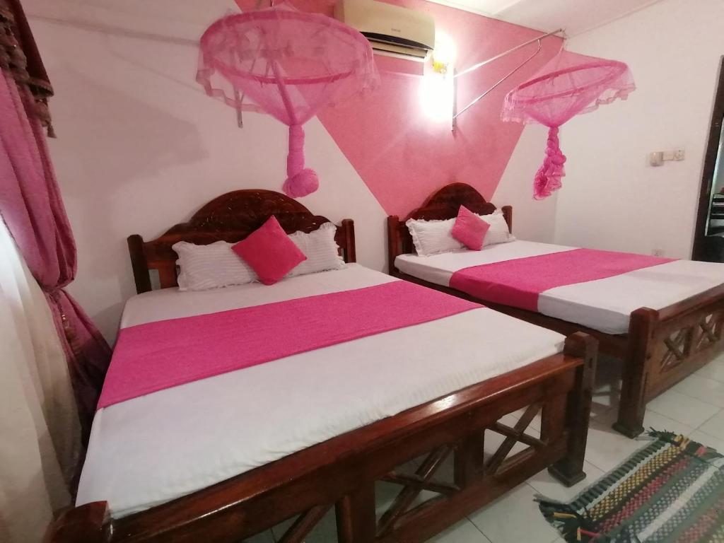 Postel nebo postele na pokoji v ubytování Dilshan Tourist Home